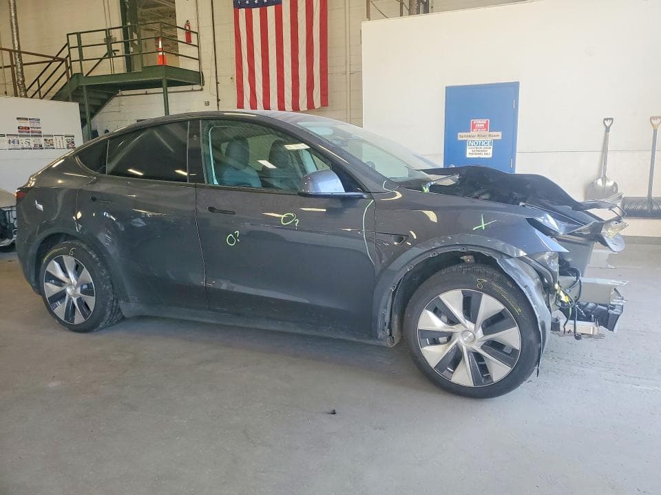 2023 TESLA MODEL Y 4