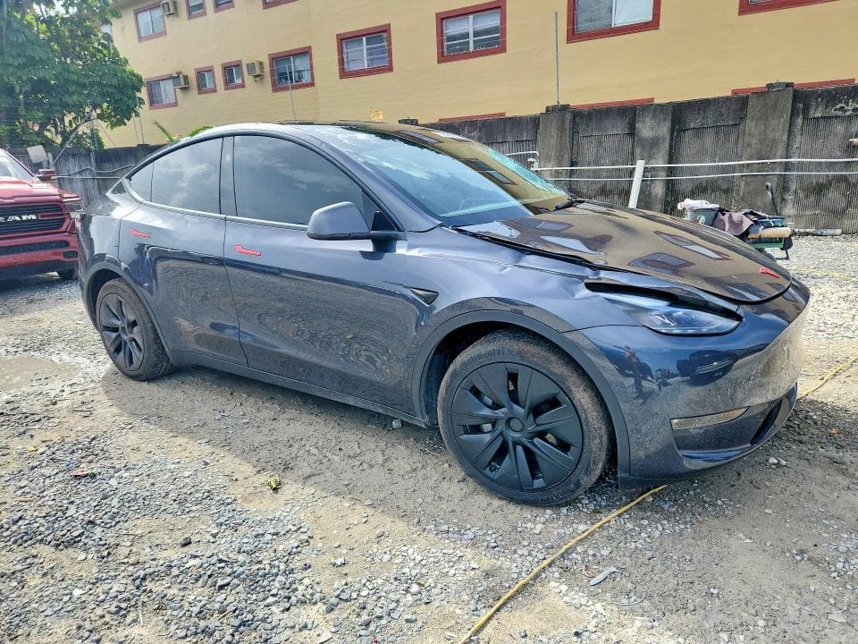 2025 TESLA MODEL Y 4