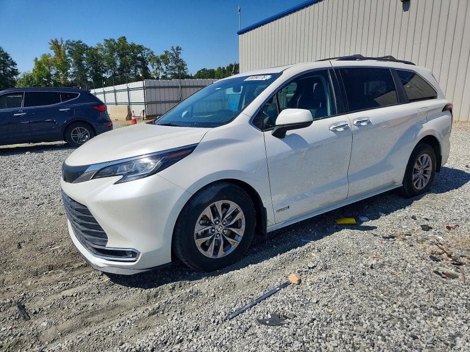 2021 TOYOTA SIENNA XLE