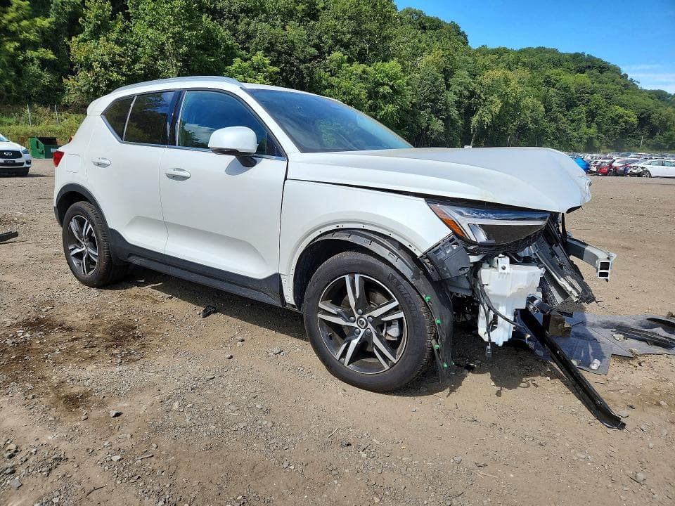 2025 VOLVO XC40 CORE 4