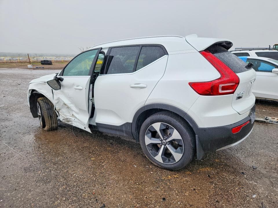 2025 VOLVO XC40 PLUS 2