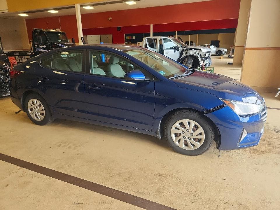 2019 HYUNDAI ELANTRA SE 4