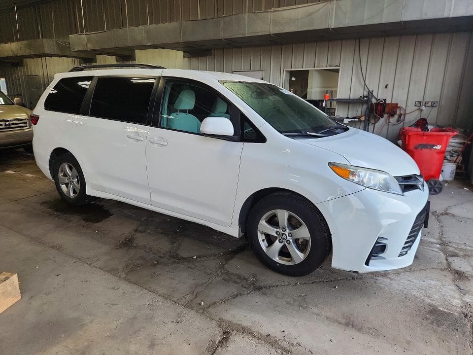 2018 TOYOTA SIENNA LE 4