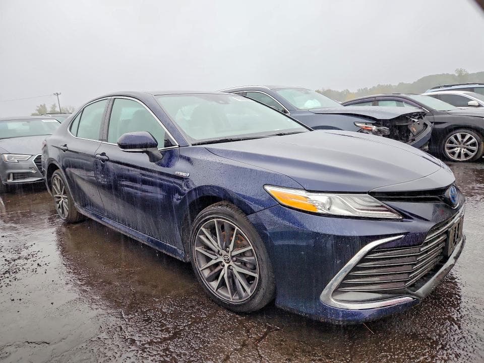 2021 TOYOTA CAMRY XLE 4
