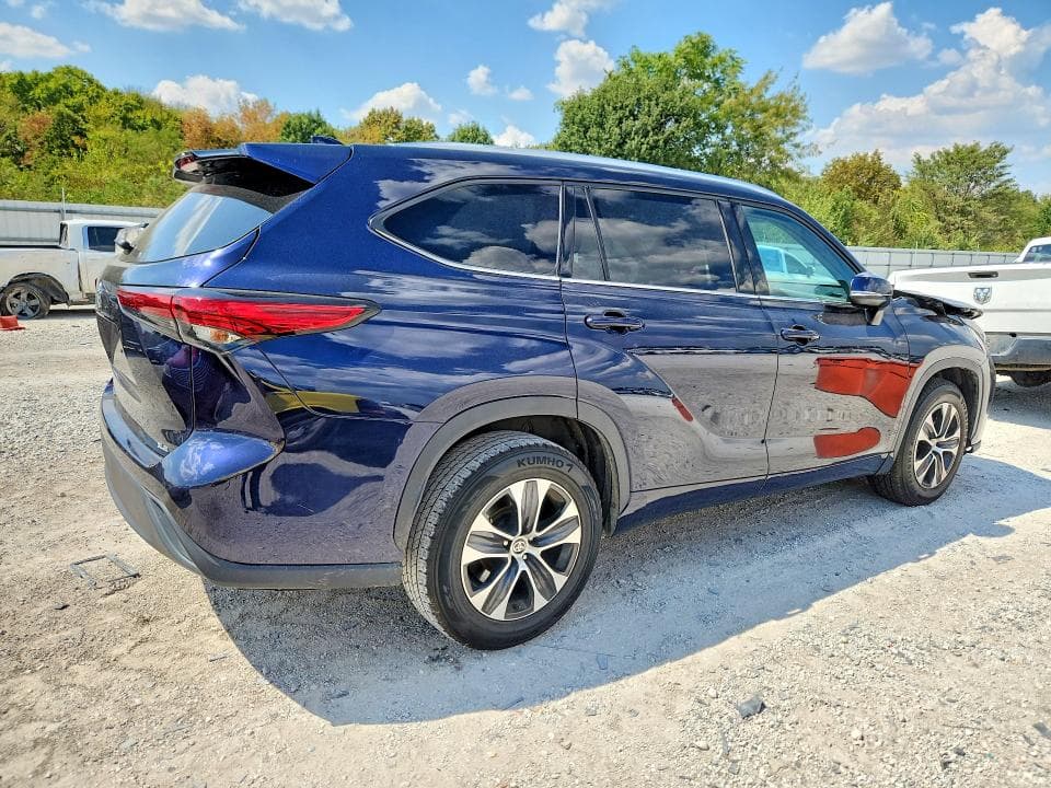 2021 TOYOTA HIGHLANDER XLE 3