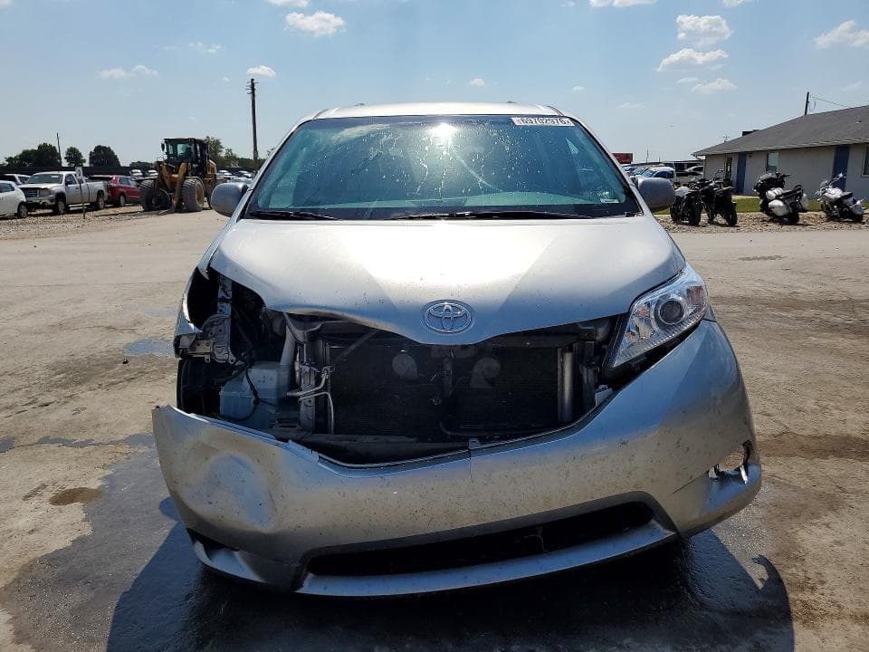 2017 TOYOTA SIENNA LE 5