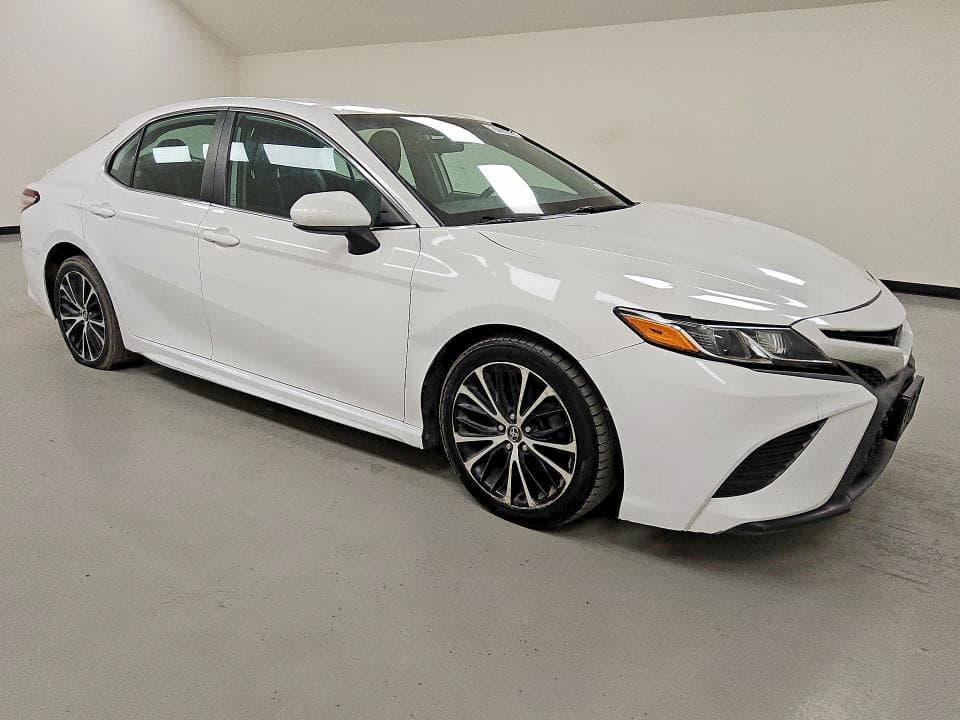 2020 TOYOTA CAMRY SE 4