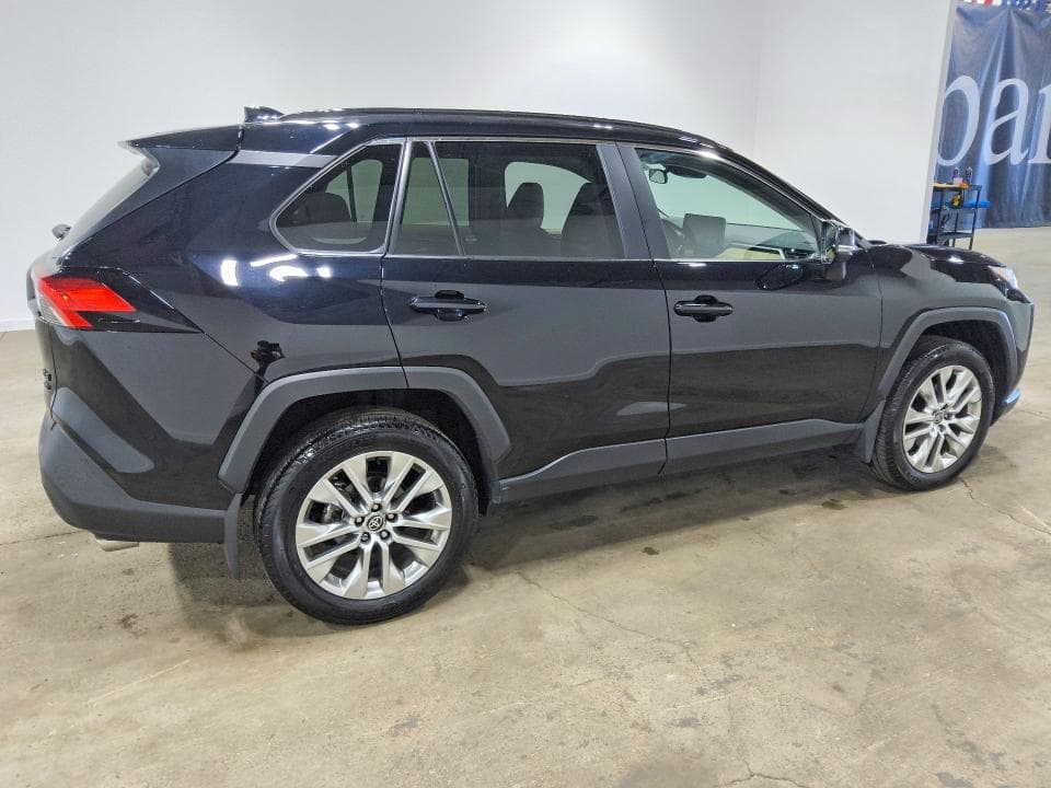 2025 TOYOTA RAV4 XLE PREMIUM 3