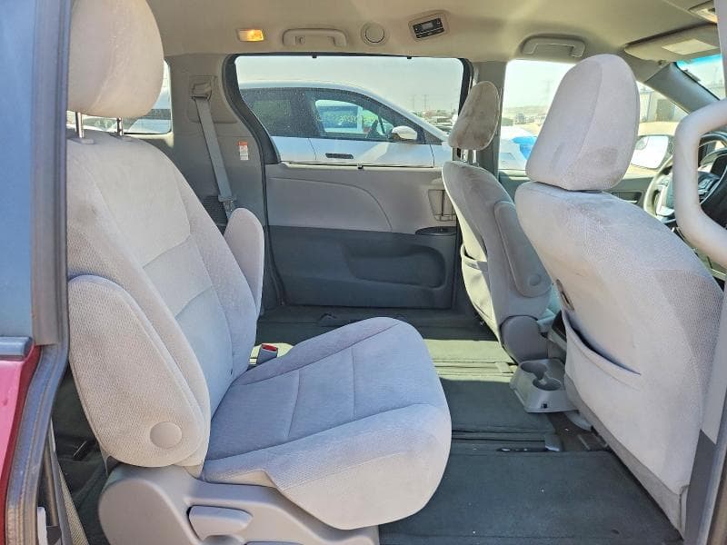 2017 TOYOTA SIENNA LE 10