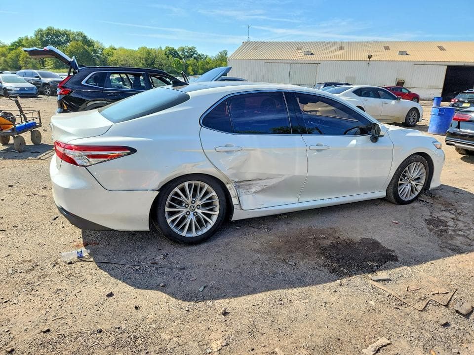 2020 TOYOTA CAMRY XLE 3