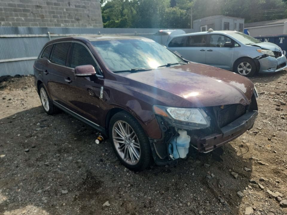 2019 LINCOLN MKT 4