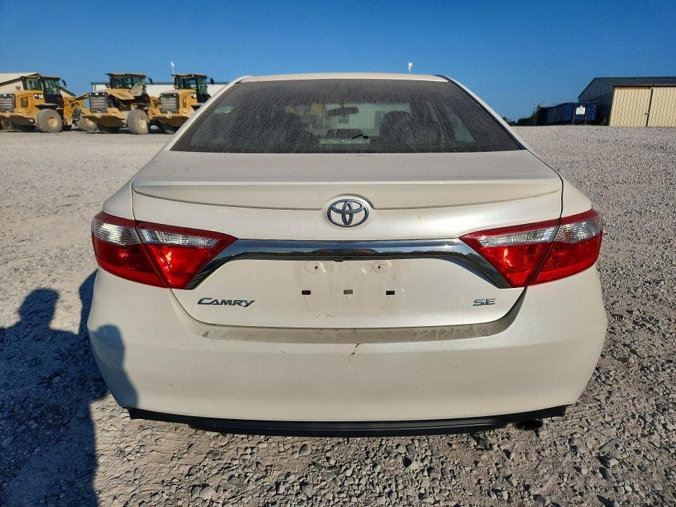 2017 TOYOTA CAMRY SE 6