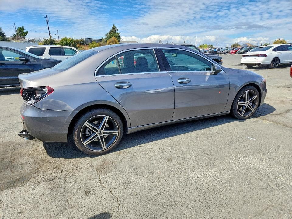 2022 MERCEDES-BENZ A 220 3
