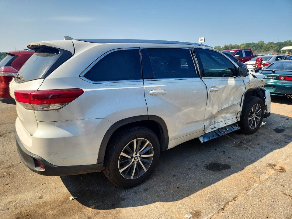 2018 TOYOTA HIGHLANDER XLE 3