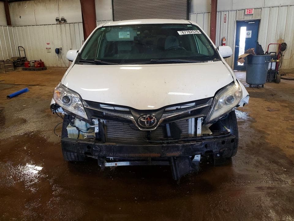2019 TOYOTA SIENNA LE 5