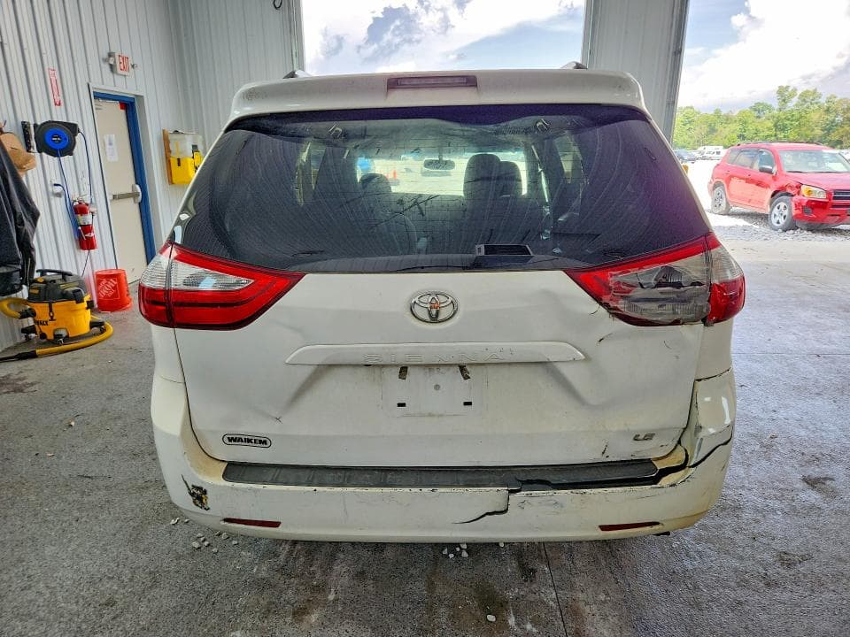 2017 TOYOTA SIENNA LE 6