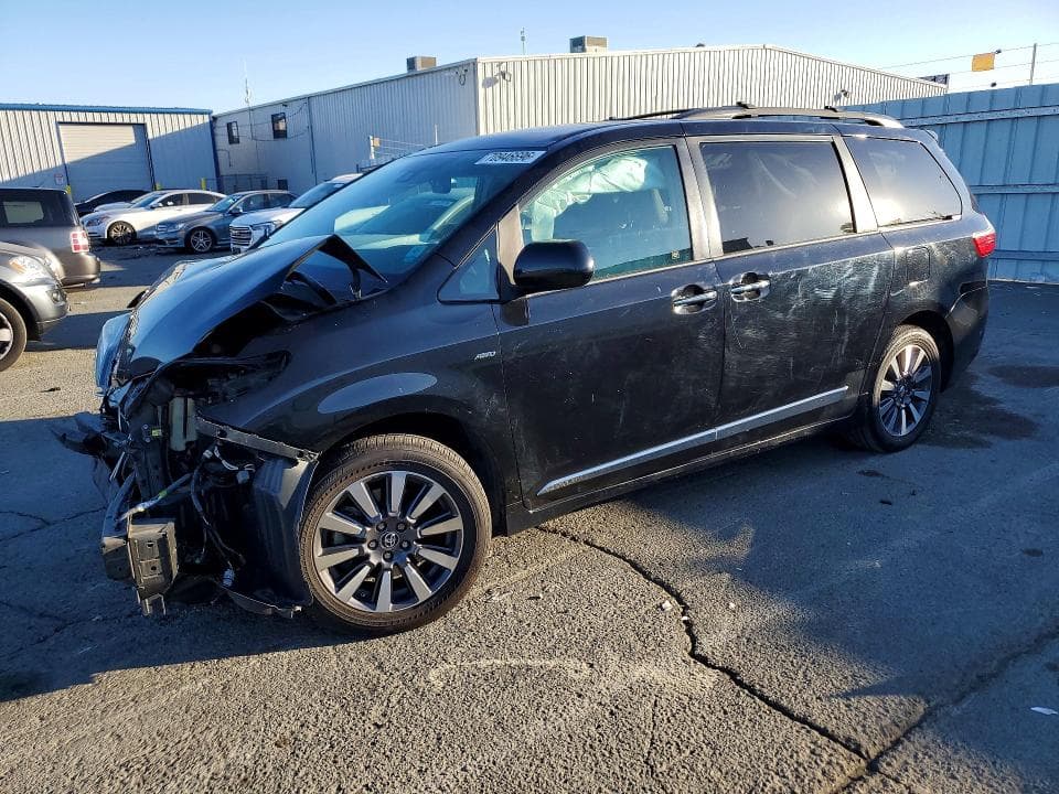 2018 TOYOTA SIENNA XLE 7-PASSENGER