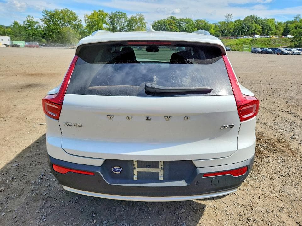 2025 VOLVO XC40 CORE 6