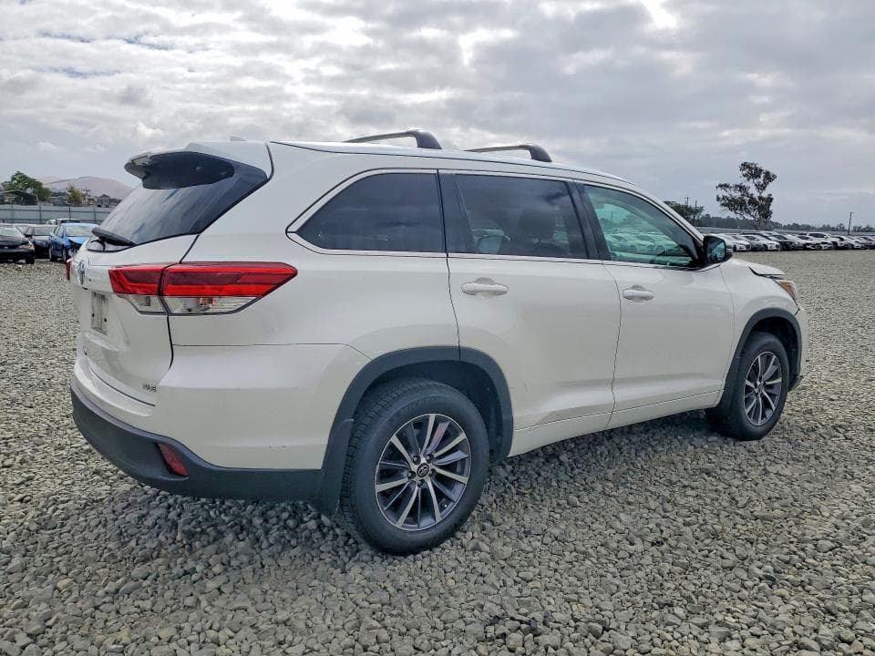 2017 TOYOTA HIGHLANDER XLE 3