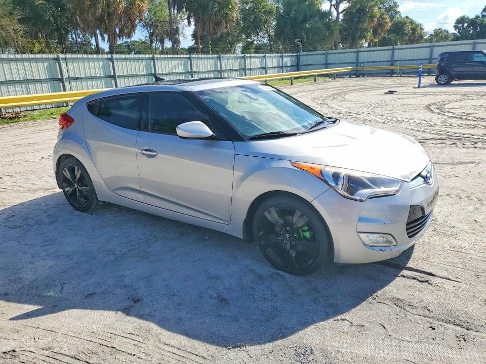 2017 HYUNDAI VELOSTER VALUE EDITION 4