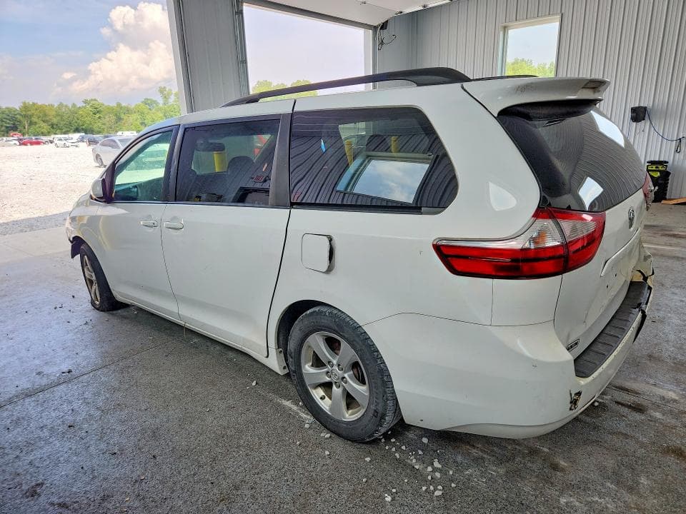 2017 TOYOTA SIENNA LE 2