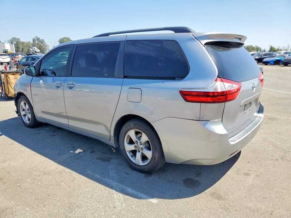 2017 TOYOTA SIENNA LE 2