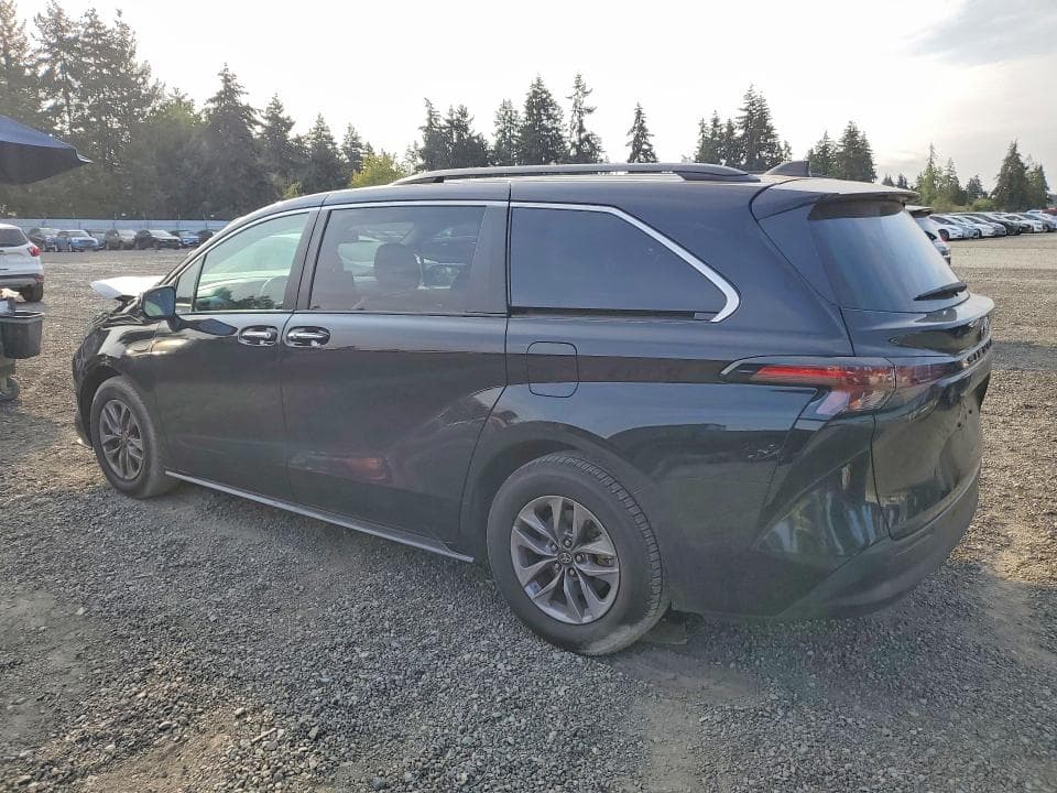 2023 TOYOTA SIENNA XLE 2