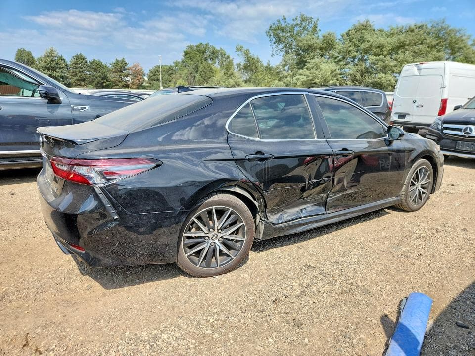 2021 TOYOTA CAMRY SE 3