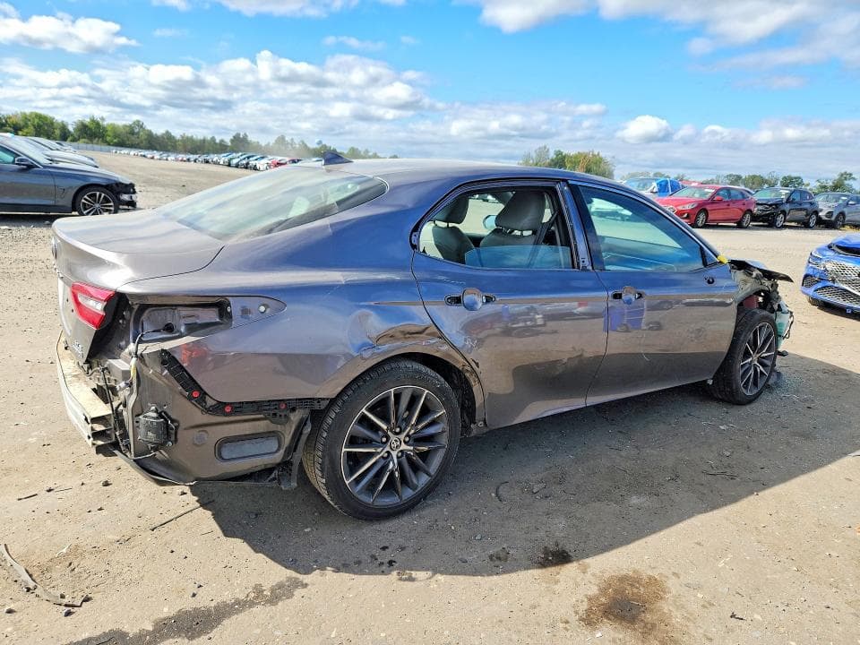 2021 TOYOTA CAMRY XLE 3