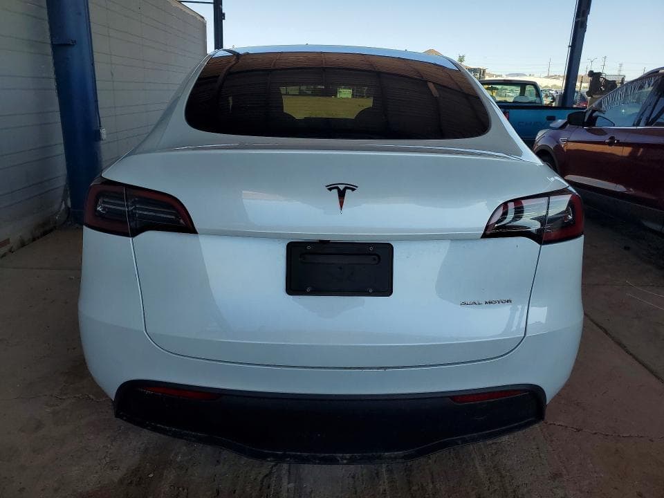 2024 TESLA MODEL Y 6