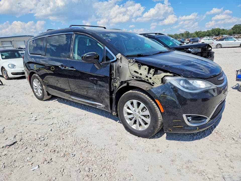2019 CHRYSLER PACIFICA TOURING L 4