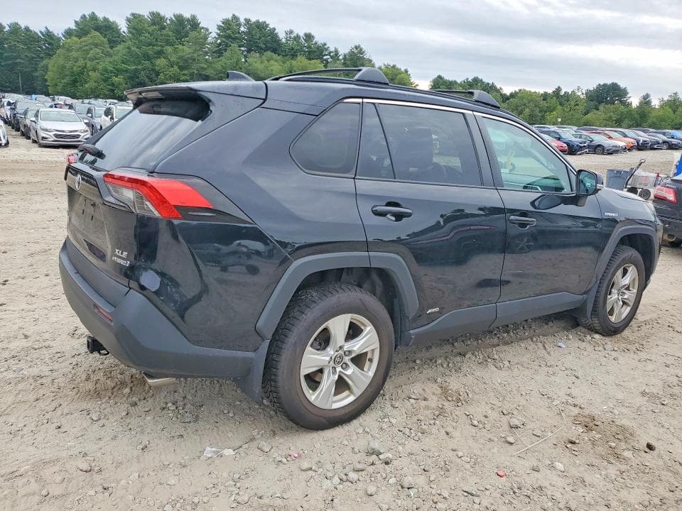 2021 TOYOTA RAV4 XLE 3