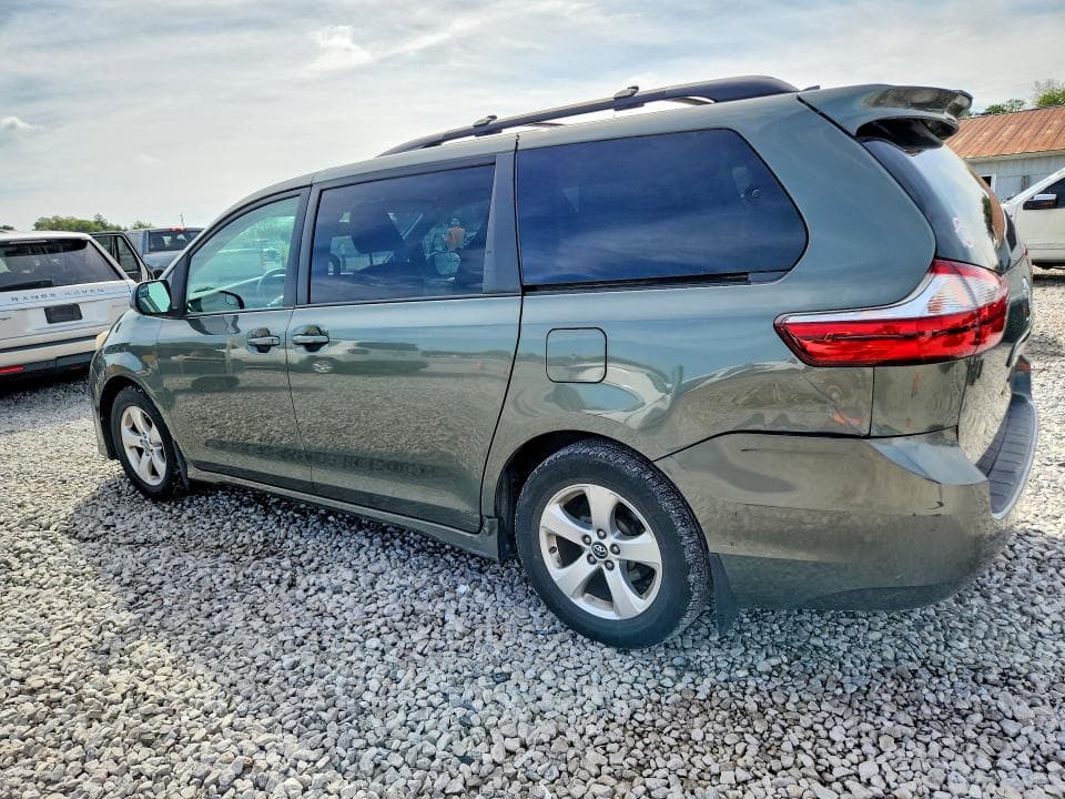 2018 TOYOTA SIENNA LE 2