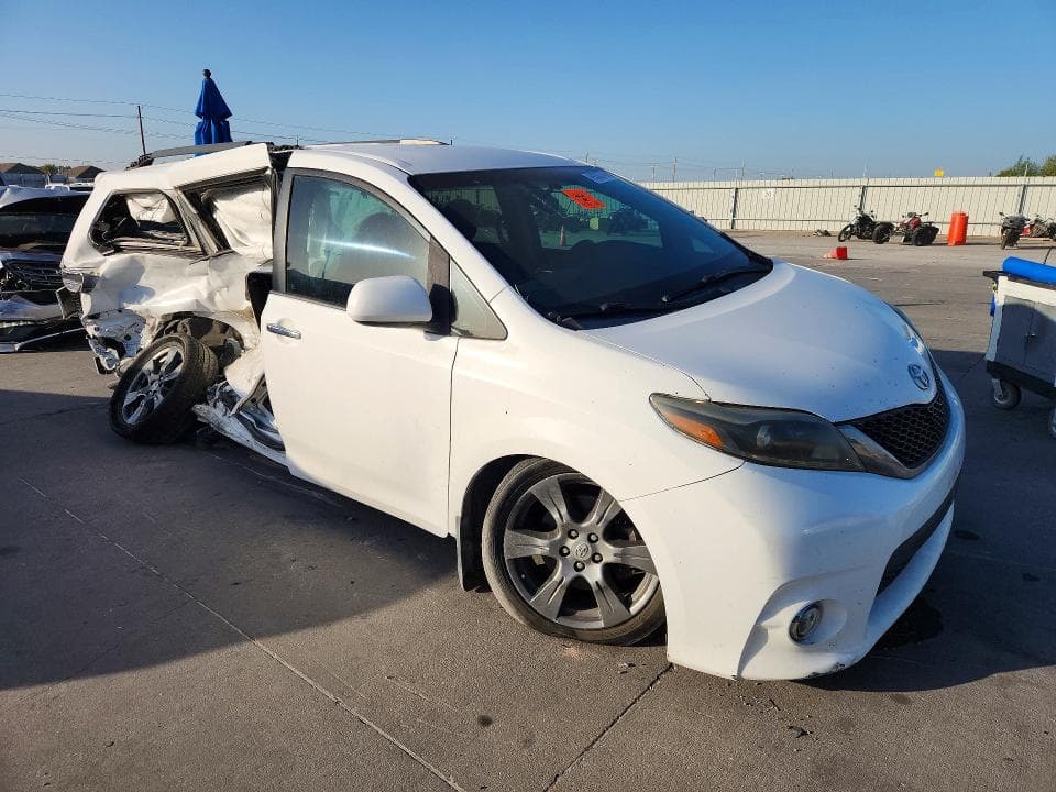 2017 TOYOTA SIENNA SE 4