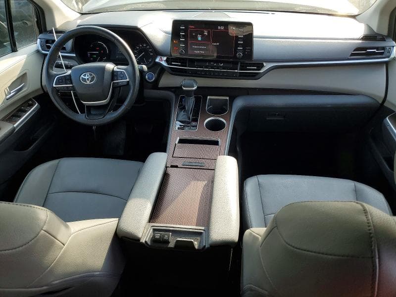 2023 TOYOTA SIENNA XLE 8