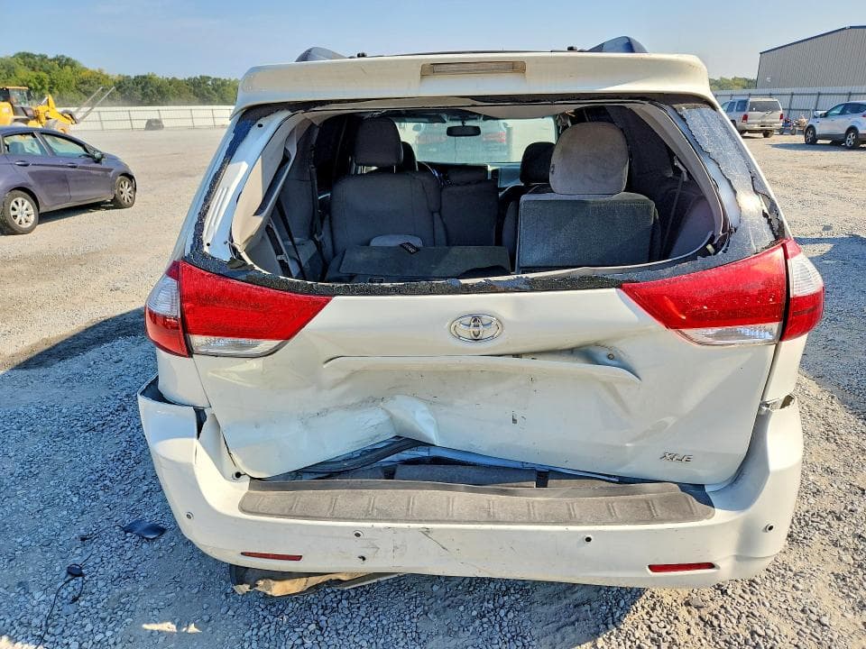 2017 TOYOTA SIENNA LTD 6