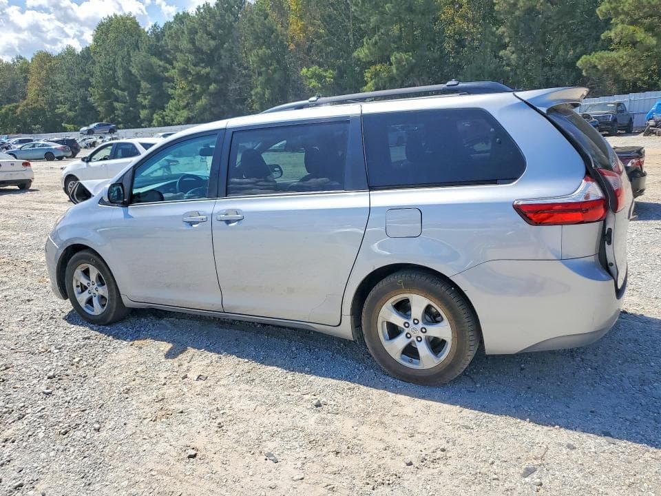 2017 TOYOTA SIENNA LE 2