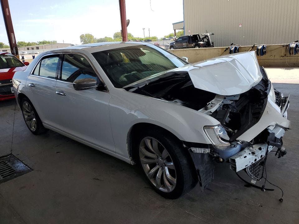 2019 CHRYSLER 300 LIMITED 4