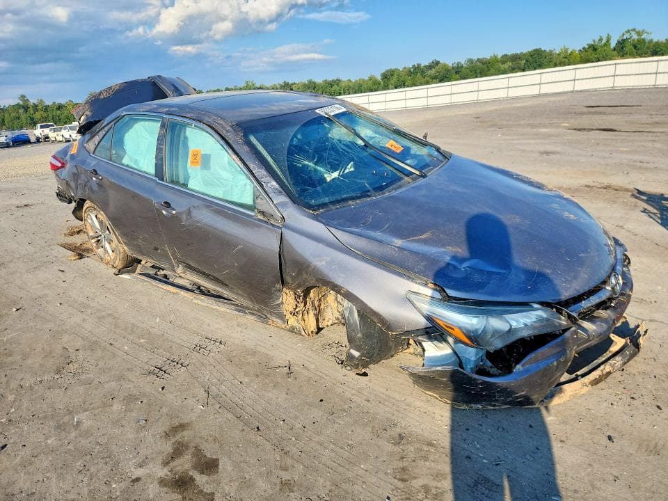 2017 TOYOTA CAMRY SE 4