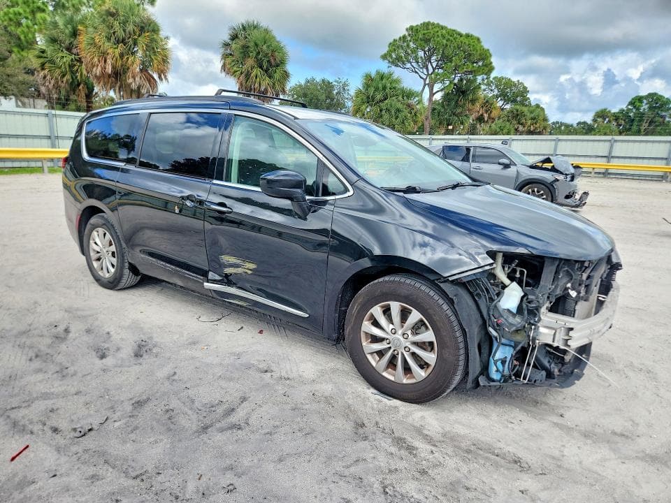 2017 CHRYSLER PACIFICA TOURING L 4