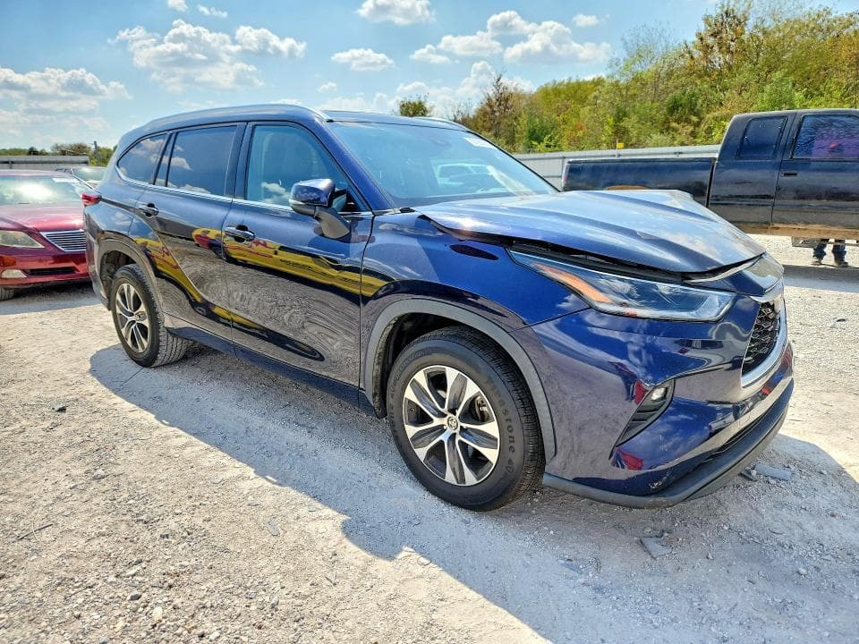 2021 TOYOTA HIGHLANDER XLE 4