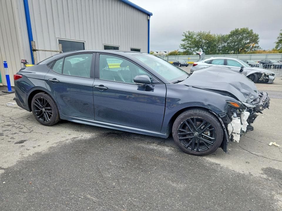 2025 TOYOTA CAMRY SE 4