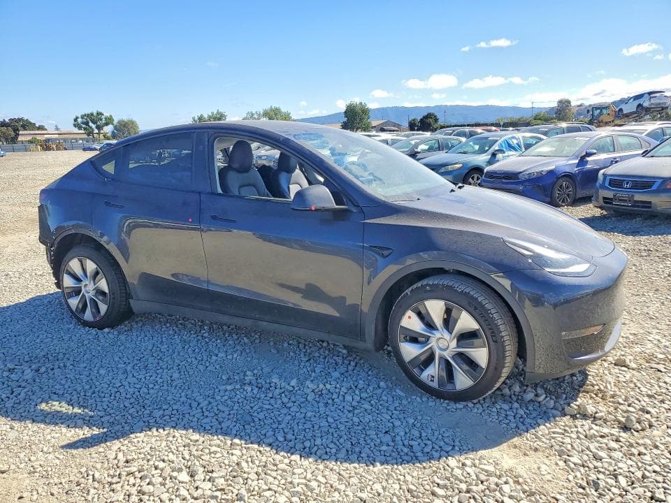 2024 TESLA MODEL Y 4