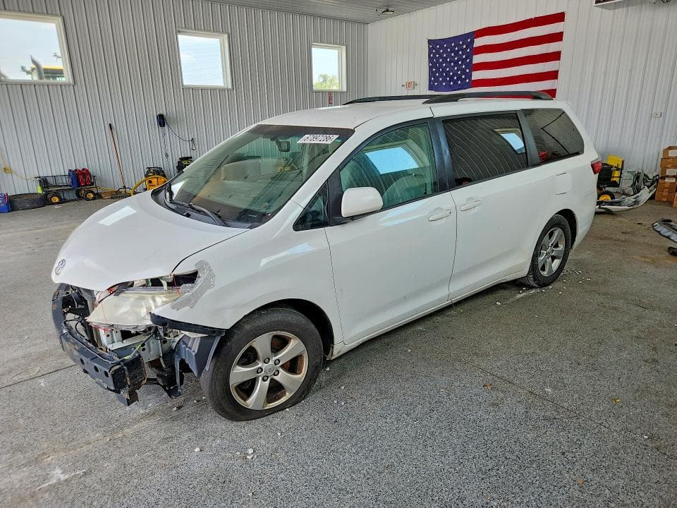 2017 TOYOTA SIENNA LE - 1