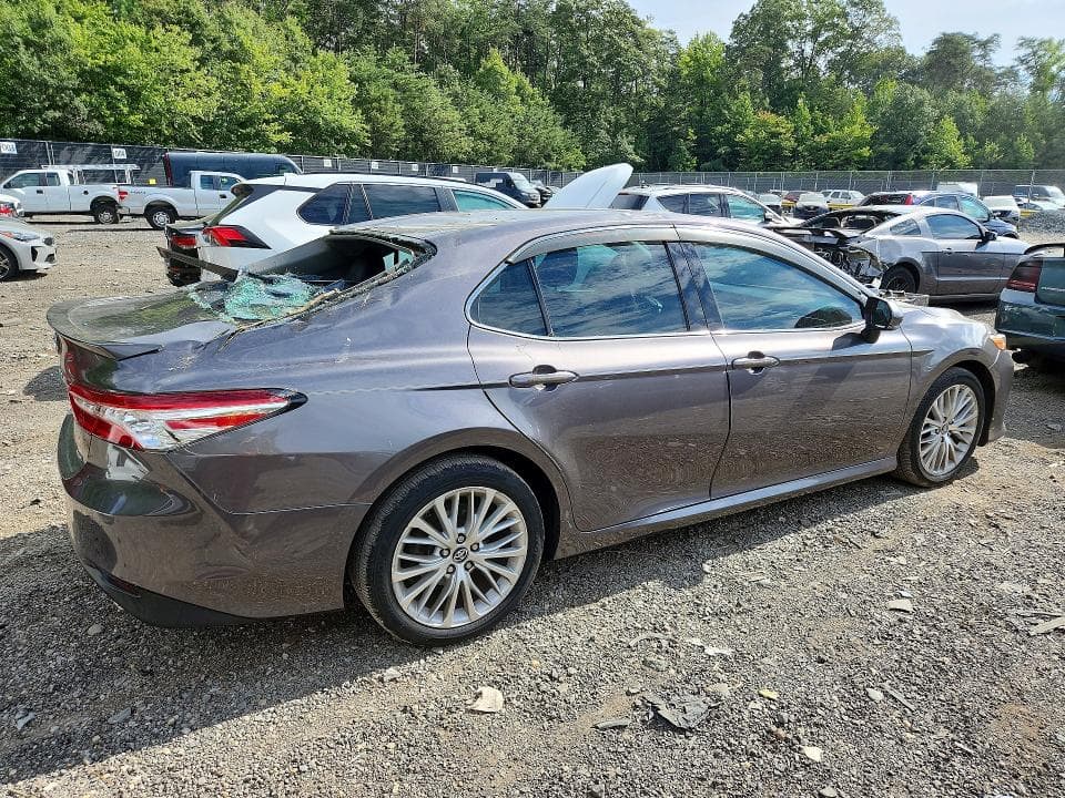 2018 TOYOTA CAMRY XLE 3