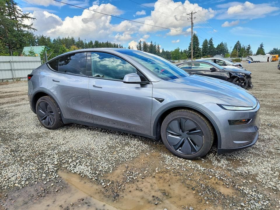 2026 TESLA MODEL Y 4