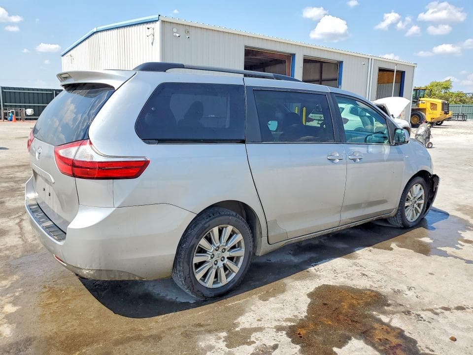 2017 TOYOTA SIENNA LE 3