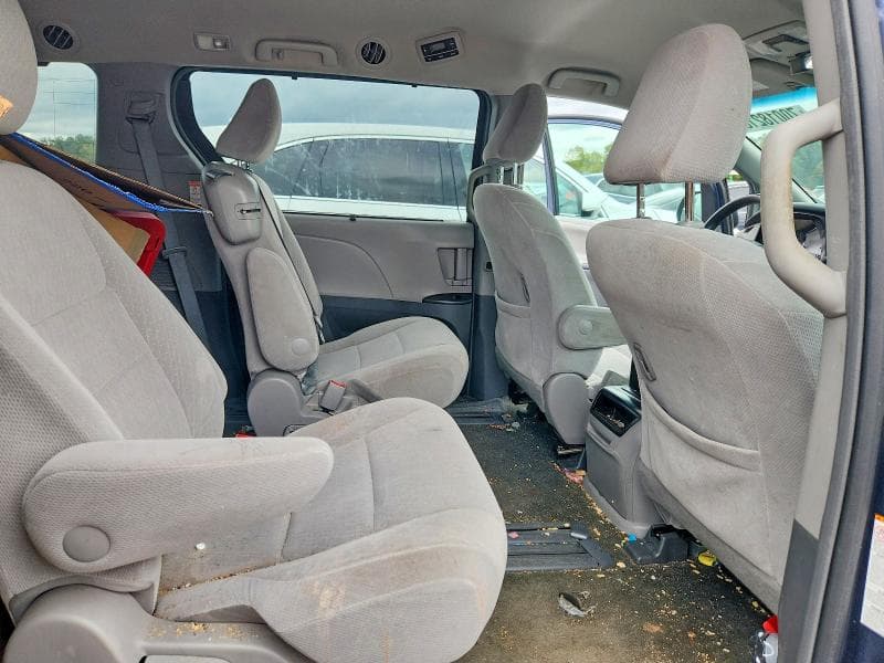 2017 TOYOTA SIENNA LE 11