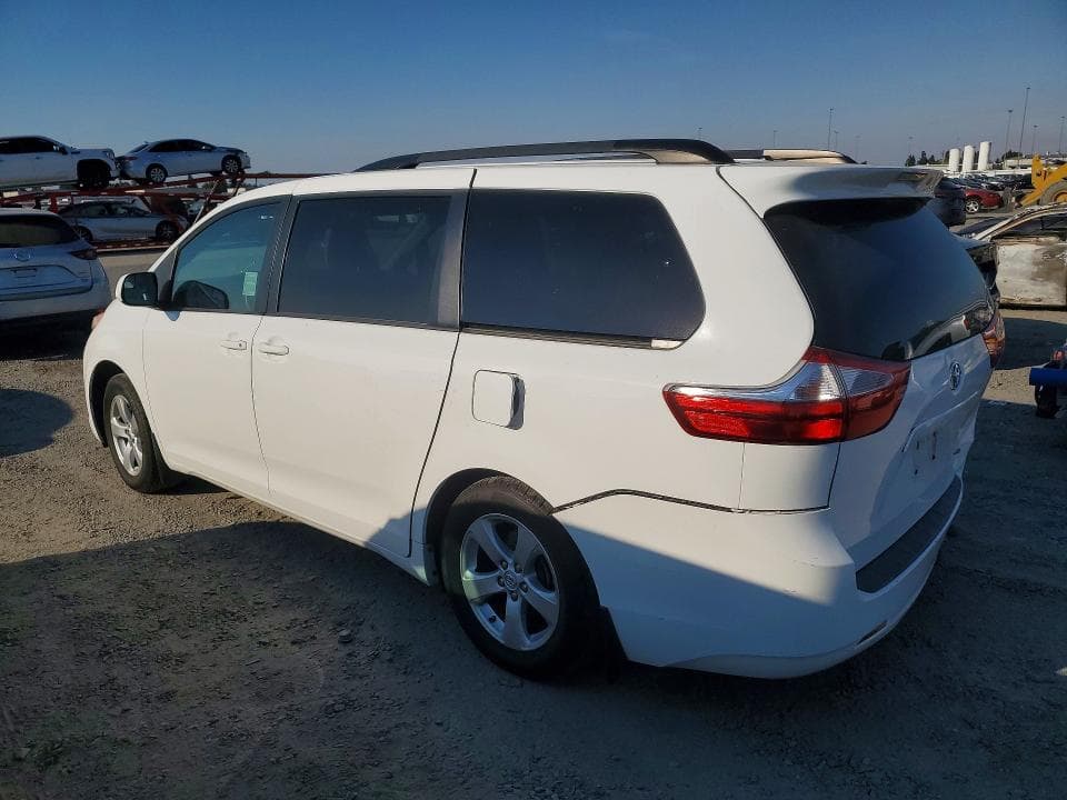 2017 TOYOTA SIENNA LE 2