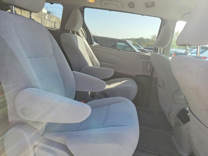 2018 TOYOTA SIENNA LE 11